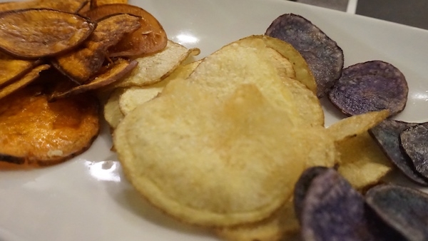 Chips di patate fritte di tre variet: rossa d'Avezzano, patata rossa e patata Vitelotte noire.
