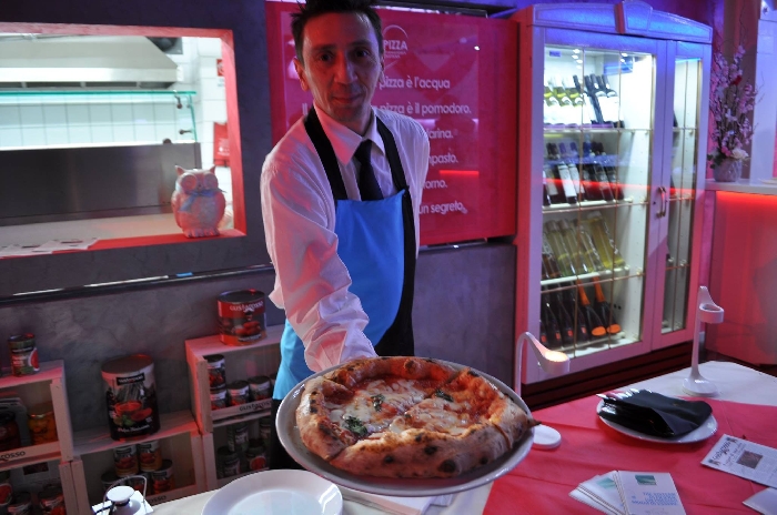 19/03 - Inaugurazione My Pizza a Nocera Inferiore (SA) - Pizza margherita pronta per essere servita