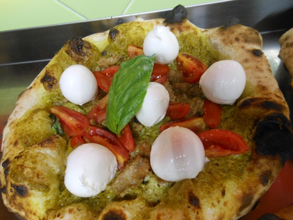 28/09 - Pizzeria Ferrillo - Napoli - SERATA PIZZARELLE - LA PUPATELLA (pesto di basilico, salsiccia, pomodorino datterino e bocconcini di bufala)