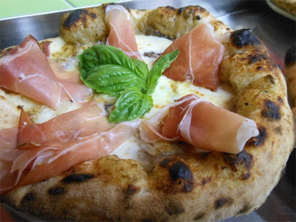 28/09 - Pizzeria Ferrillo - Napoli - SERATA PIZZARELLE - LA TIROLESE (crema di funghi porcini, radicchio, speck e fior di latte d'Agerola)