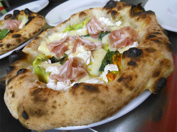 28/09 - Pizzeria Ferrillo - Napoli - SERATA PIZZARELLE - LA FIORITA (provola, fiori di zucca, pancetta e ciuffi di ricotta)