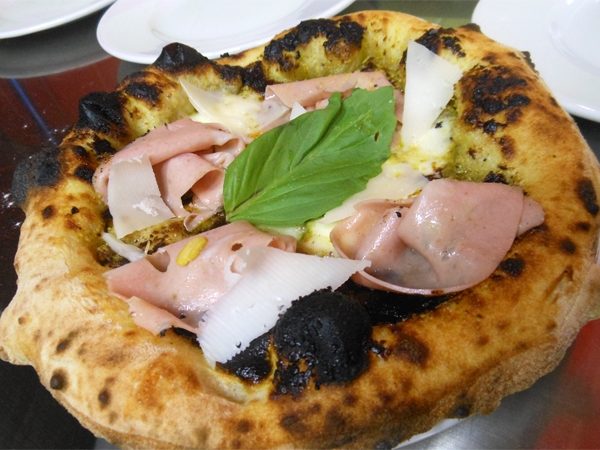 28/09 - Pizzeria Ferrillo - Napoli - SERATA PIZZARELLE - LA SORRENTINA (crema di pistacchio, mortadella, fior di latte d'Agerola e provolone del Monaco)