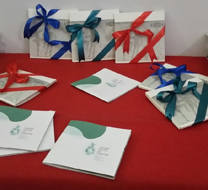 A Natale 2019 le Terme Stufe di Nerone propone Cofanetti regalo personalizzati e dedicati alle Olimpiadi 2020, accompagnati da una Cartolina speciale scritta direttamente dai responsabili dell'Ente Parco Campi Flegrei.