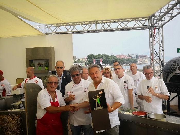 Antonio Rea premia l'Unione Pizzerie Centenarie