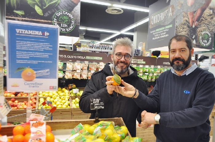 Il direttore del PdV di via Pietro Leone (Caltanissetta) Giuseppe Martorana, e un consumatore (Fabio Gangi)
