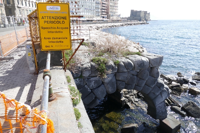 Pericolo crollo Arco Borbonico nel lungomare di Napoli