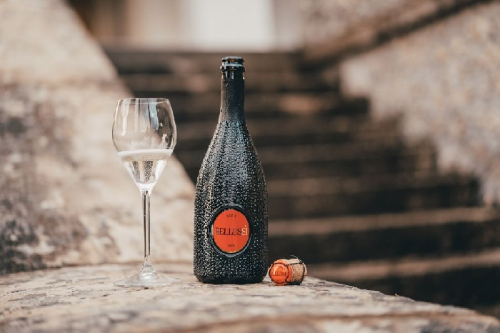 Bellussi rilancia il suo celebre spumante brut. Nasce così BelluSì, un vino iconico nella forma e nel contenuto