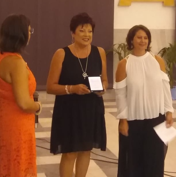 Consegna Targa al Presidente di BCsicilia Sede di Isola delle Femmine Agata Sandrone (al centro)