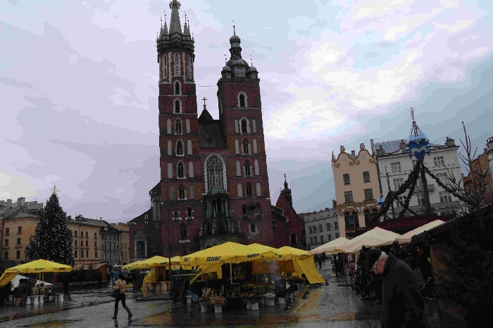 Cracovia - La piazza del mercato con la basilica di Santa Maria