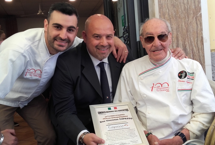 Festaggiamenti per i 90 anni del decano dei pizzaiuoli napoletani Vincenzo Capasso