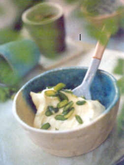 Gelato di kiwi gialli con pistacchio
