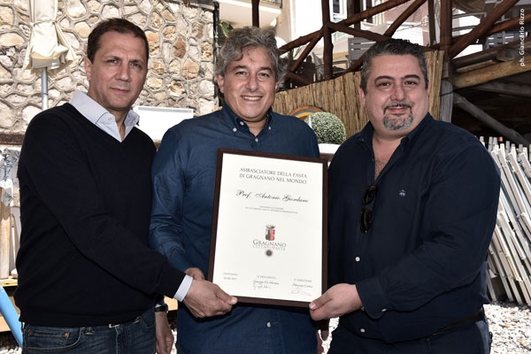 Giuseppe Di Martino e Maurizio Cortese consegnano ad Antonio Giordano la targa di ambasciatore della Pasta di Gragnano nel mondo