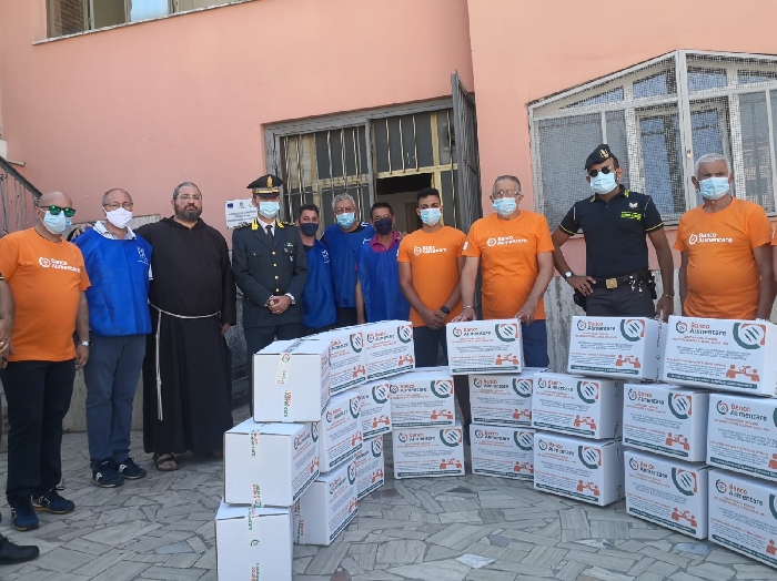 I finanzieri della Campania, attraverso Banco Alimentare Onlus, donano 20.000 pasti alle famiglie bisognose della regione