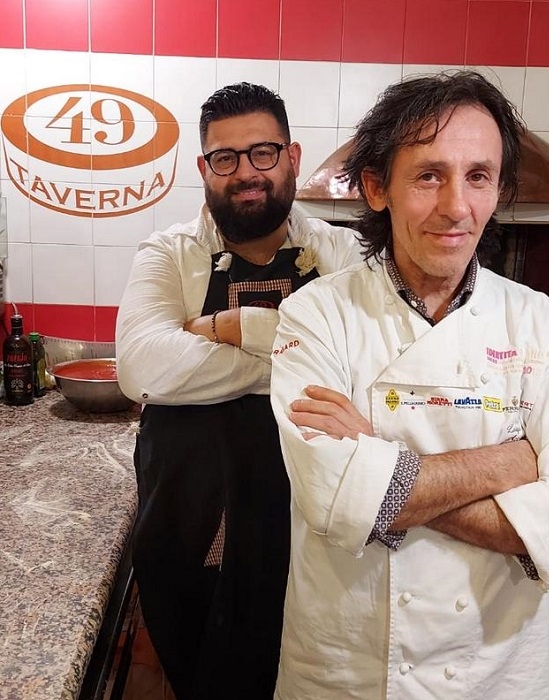 Il maestro pizzaiolo Luigi Acciaio alla guida del forno di Taverna49 a Pompei
