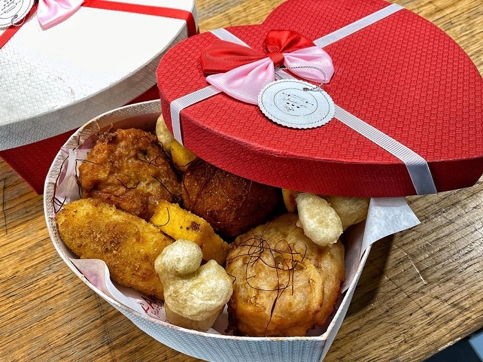 Il regalo perfetto per San Valentino  un cuoppo fritto in una scatola a forma di cuore