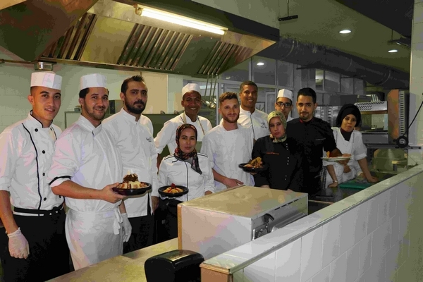 La brigata di cucina dell'Hotel Sahrai con lo chef Mohamed Mezgueldi