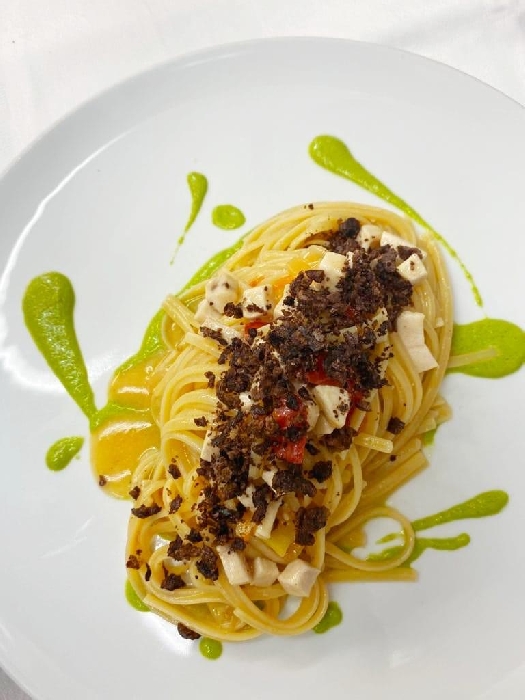 Linguine di Gragnano, pesce spada, crema di friggitelli e terra di olive