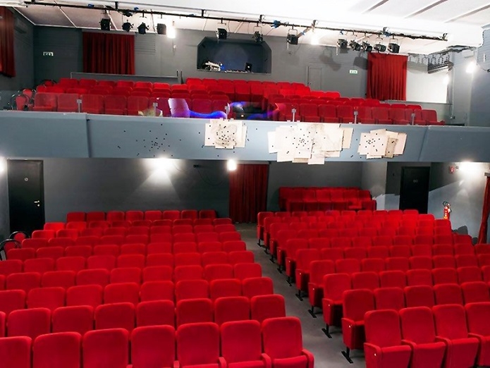 Luned� 22 febbraio il Teatro Nuovo di Napoli e alcuni dei principali teatri afferenti al Teatro Pubblico Campano aderiranno all'iniziativa Facciamo luce sul Teatro!