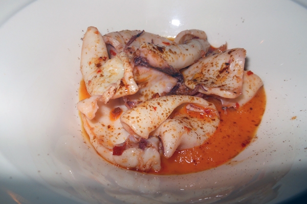 ME Restaurant di Pizzo Calabro (VV): Vellutata di zucca, calamaretto scottato alla 'nduja e polvere di liquirizia preparato dallo Chef Giuseppe Romano 