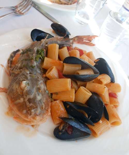 ME Restaurant di Pizzo Calabro (VV): Mezzemaniche con frutti di mare e pomodorini, con gallinella di mare locale preparato dallo Chef Giuseppe Romano 