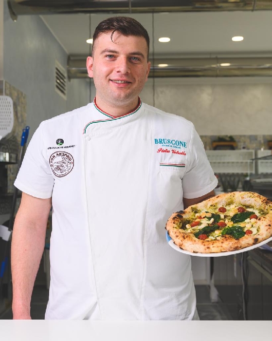 Pietro Vetrella titolare della Pizzeria Bruscone