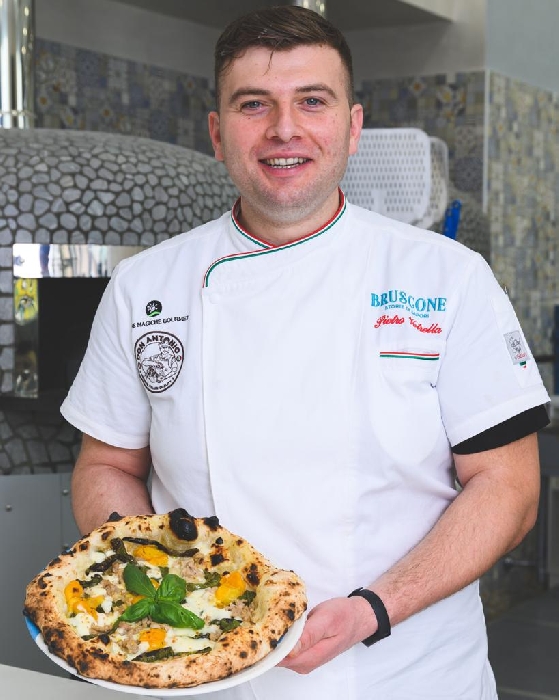 Pietro Vetrella titolare della Pizzeria Bruscone