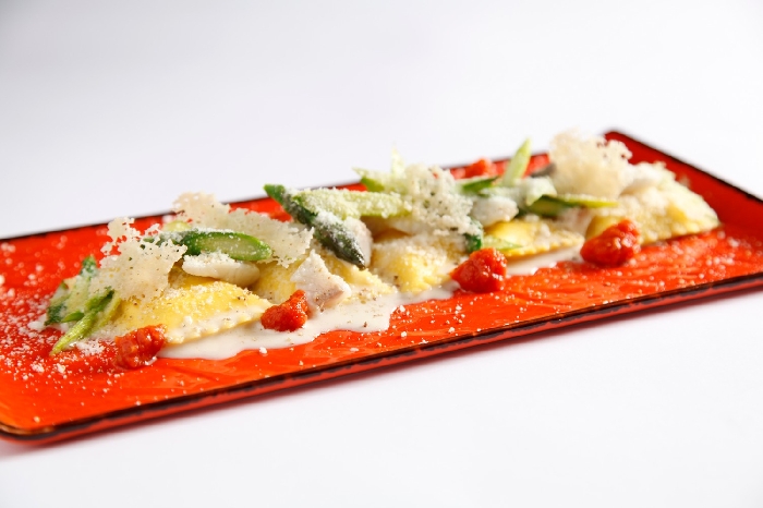 Ravioli ripieni con Pecorino Romano DOP, cremoso al pomodoro, salsa orata e asparagi