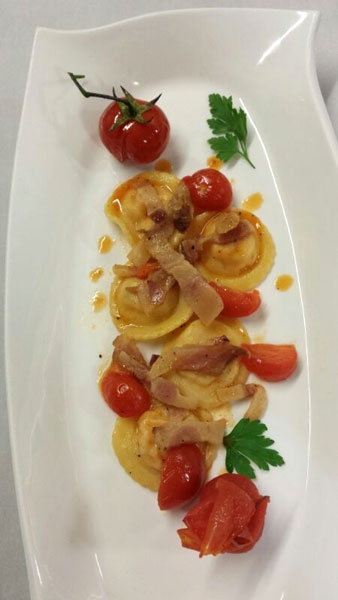 Ravioli di pasta fresca  con ripieno all'amatriciana, pomodorini appassiti e pesto di prezzemolo al pecorino
