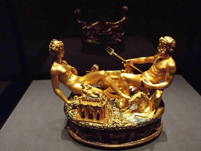 Saliera di Francesco I in ebano, oro e smalto realizzata da Benvenuto Cellini