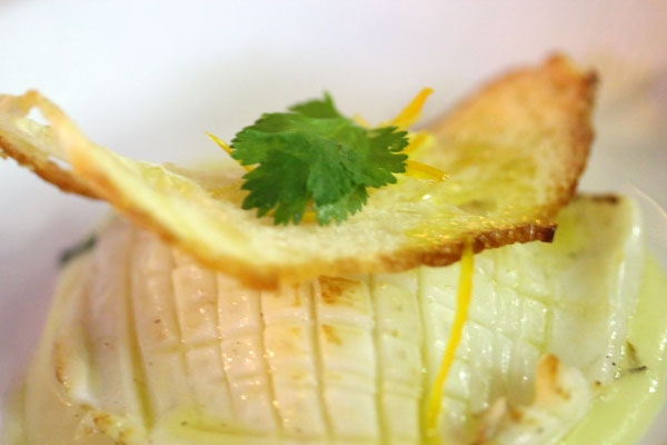 Seppiolina arrosto profumata con zeste di limone, sfusato amalfitano candito su crema di patate, cipollotto nocerino e cialda di pane croccante