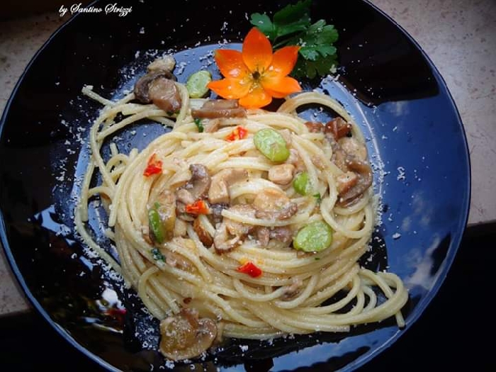 Spaghetti di orzo Ma'kaira con funghi cardoncelli, porcini e fave