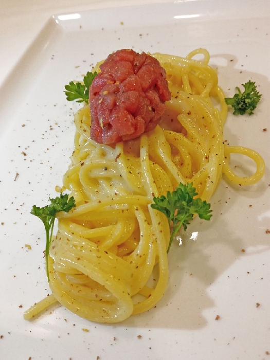 Spaghettoni cacio e pepe con quenelle di tonno rosso