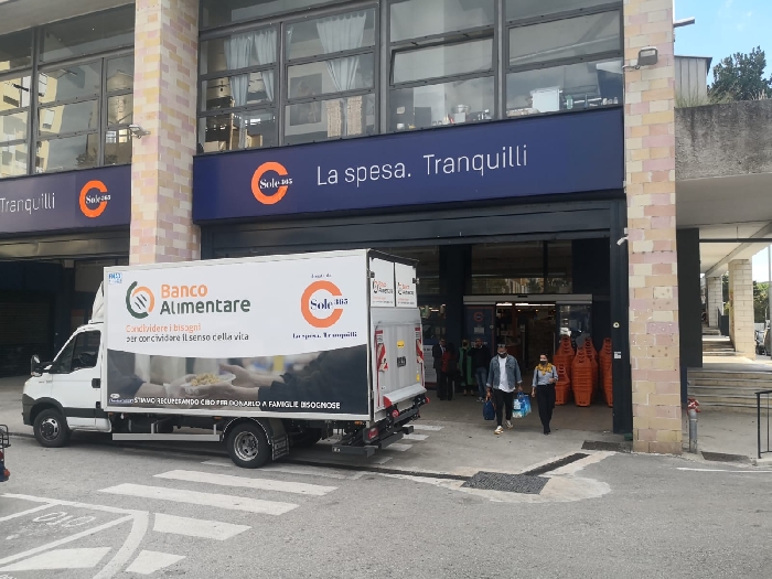 Supermercati Sole 365 donano furgone refrigerato a Banco Alimentare Campania
