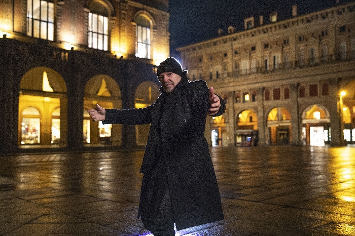 Vasco Rossi in Piazza Maggiore (Bologna) durante le riprese del video per Una Canzone D'Amore Buttata Via