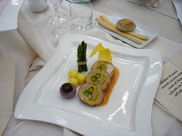 Filettino di maiale bordato al prosciutto di Parma, crema di zucca mantovana e tripudio contorni nostrani
