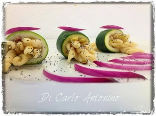 Segna pasta di zucchine al pesto di pistacchio e fantasia di colori di cipolle di Tropea