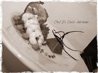 Fantasia di gamberi su letto di valeriana con, perle di astice , cronstoncino di pane e geleè di pomodoro al profumo di basilico