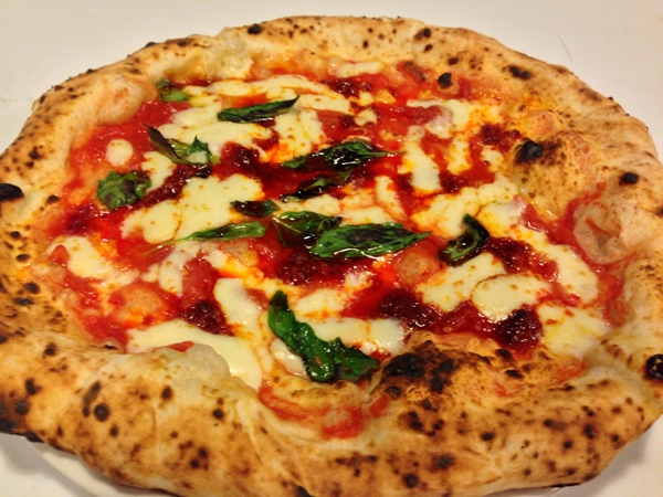 Pizza con pomodoro San Marzano Dop, fior di latte di Agerola, nduja artigianale di Spilinga, olio extra vergine Dop colline salernitane