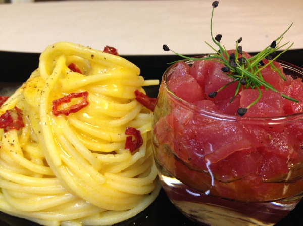 Spaghetti trafilati al bronzo, aglio di Cervia, mosto d'olio e peperoncino ligure con dadolata di tonno Marsala