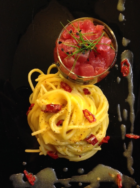 Spaghetti trafilati al bronzo, aglio di Cervia, mosto d'olio e peperoncino ligure con dadolata di tonno Marsala