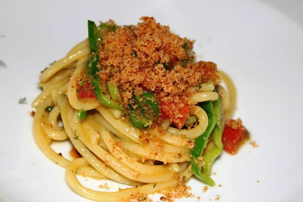 Spaghetti Gentile peperoncini verdi, acciughe e finocchietto selvatico