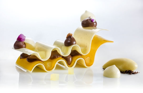 Sfoglie di cioccolato bianco e vaniglia con cremoso alla fava di Tonka e sorbetto al passion fruit