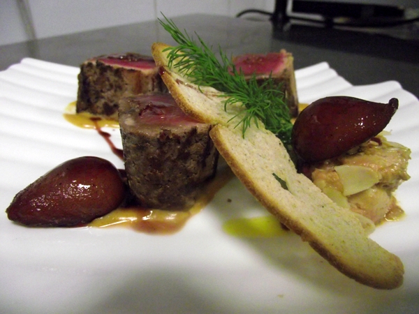 Tonno, manzo e foie gras, mini pera al chianti, salsa al taleggio, cristallo di sale rosso delle Hawaii