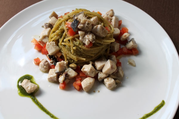 Spaghetti di Gragnano al pesto napoletano con dadolata di pesce spada confit
