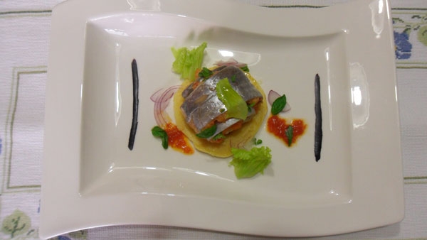Pesce bandiera e panzanella siciliana servita su panella morbida