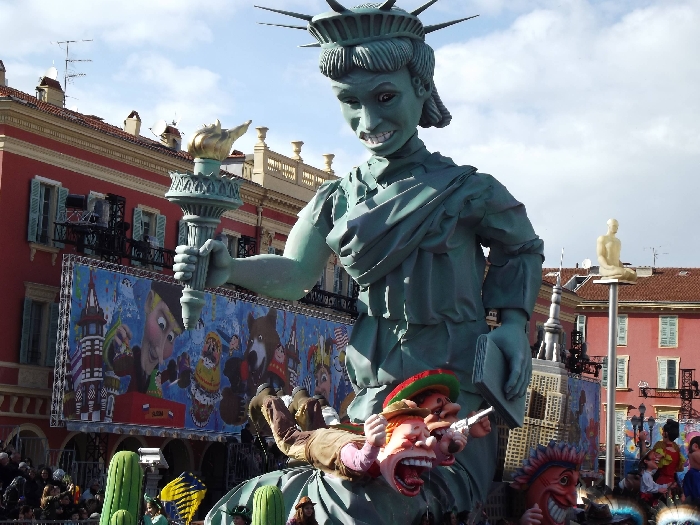 la statua della Libert sfila al Carnevale di Nizza