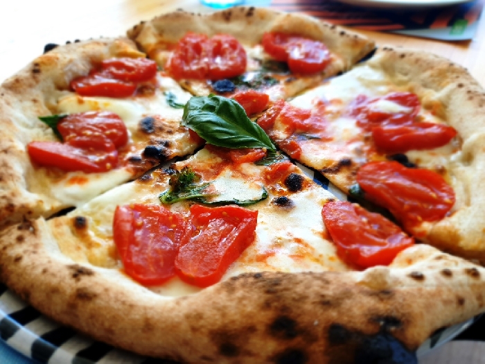 Dal 16 al 18 dicembre in 4 Parrocchie di Castellammare di Stabia "Capperi...che pizza!" dona 600 pizze Margherita Corbarì ai più bisognosi