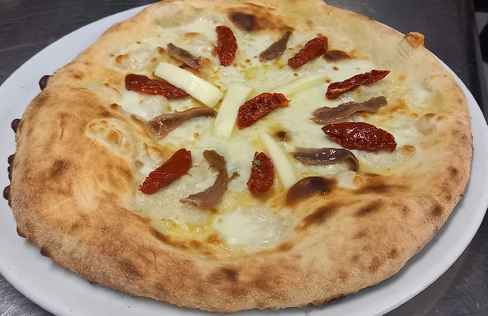 Alla pizzeria San Francisco di Tramonti nasce "Bhee", la pizza condita con burro di capra