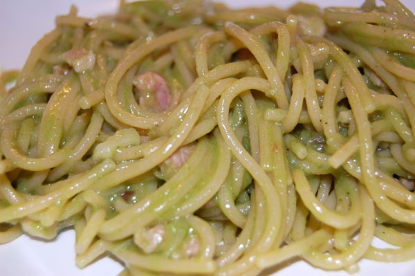 Spaghetti con crema di broccoli e guanciale