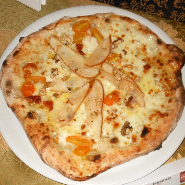 05/06 - Il Boccon Divino - Dragoni (CE) - Quarta Tappa di Pizzarelle a Go Go - la prima pizzarella in degustazione : ai 4 formaggi del 